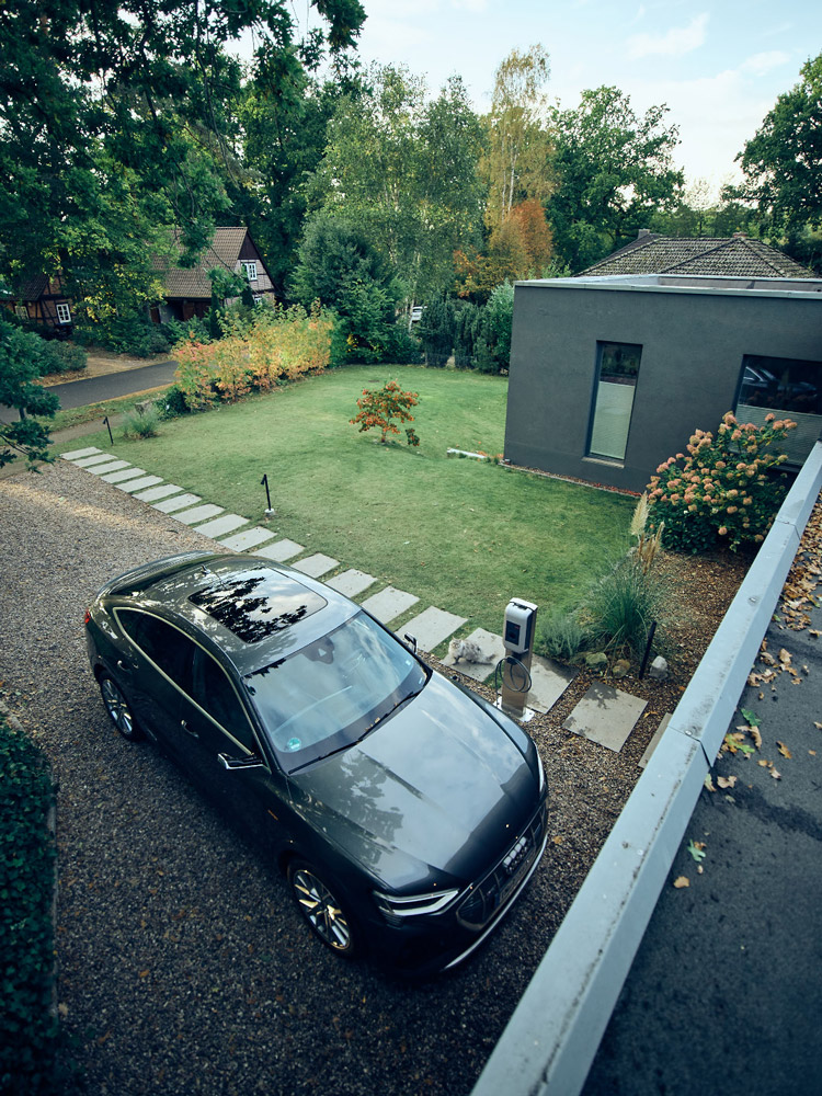 Umstieg auf Elektroautos E-Auto vor privater Ladesäule von oben