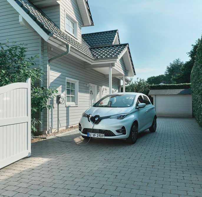 Feststoffbatterie e-tron an Ladestation angeschlossen Seitenansicht