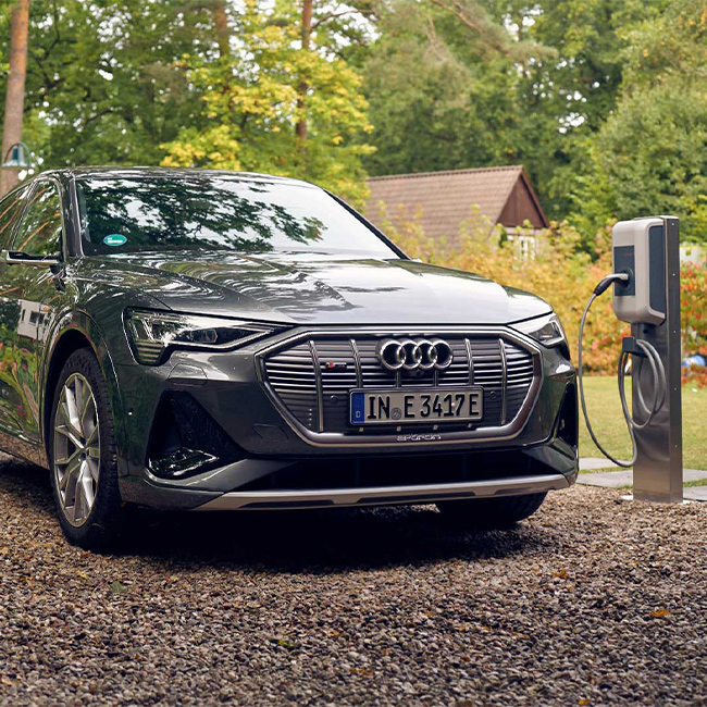 Audi steht in Einfahrt