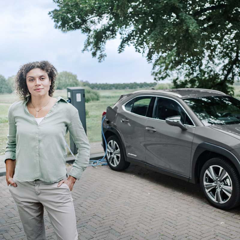 Vattenfall eMobility Frau mit E-Auto vor öffentliche Ladestation
