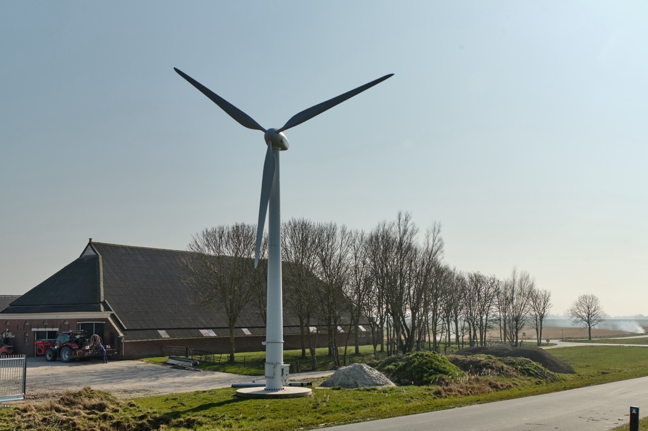 Private Windkraftanlage auf landwirtschaftlichem Betrieb für erneuerbare Eigenstromversorgung.