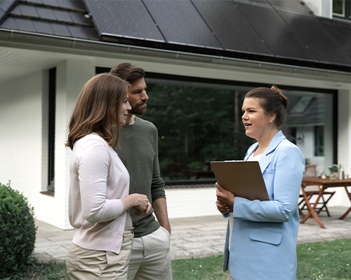 Beratungssituation vor einem Haus