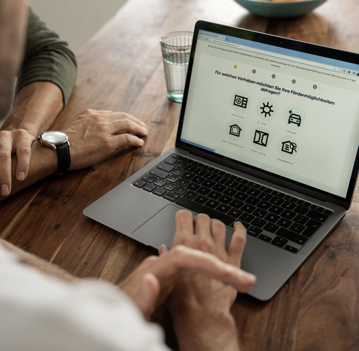 Fördermitteldatenbank auf Laptop