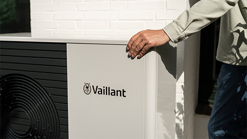 Hand auf einer Wärmepumpe