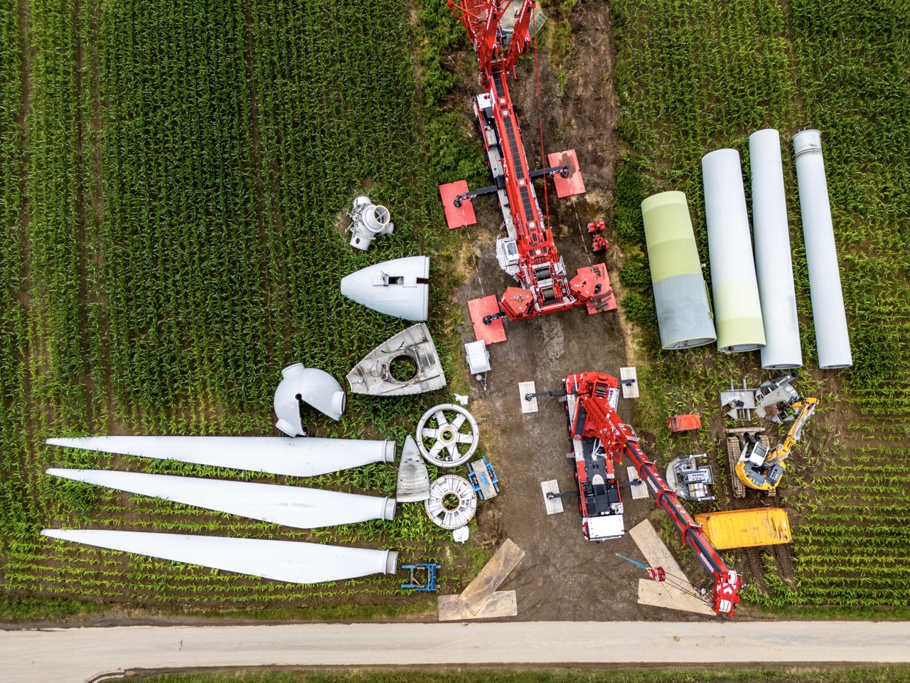 Ein abgebautes und in seine Einzelteile zerlegtes Windrad wartet auf seinen Abtransport und das Recycling.