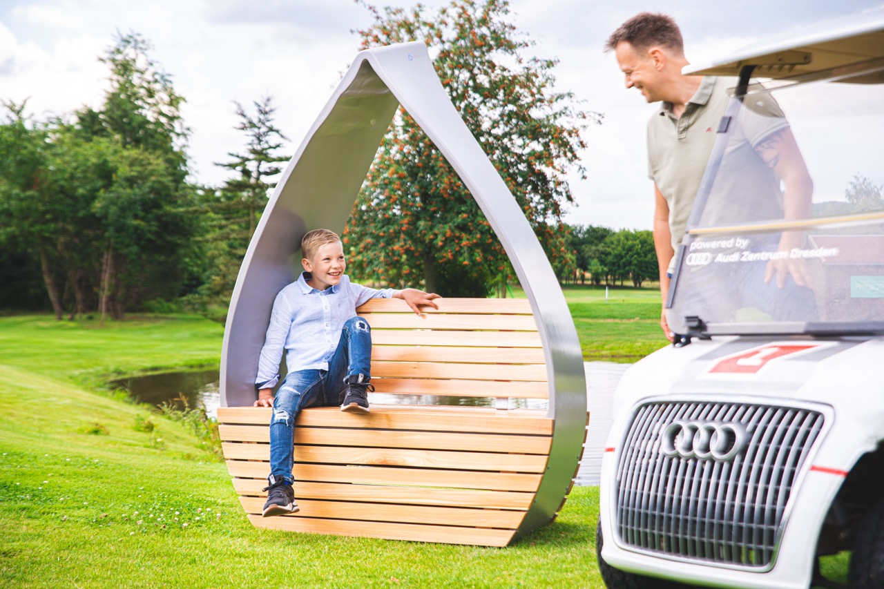 Ein zersägtes Rotorblatt wurde von Wings for Living zu einer Sitzbank für draußen recycelt.