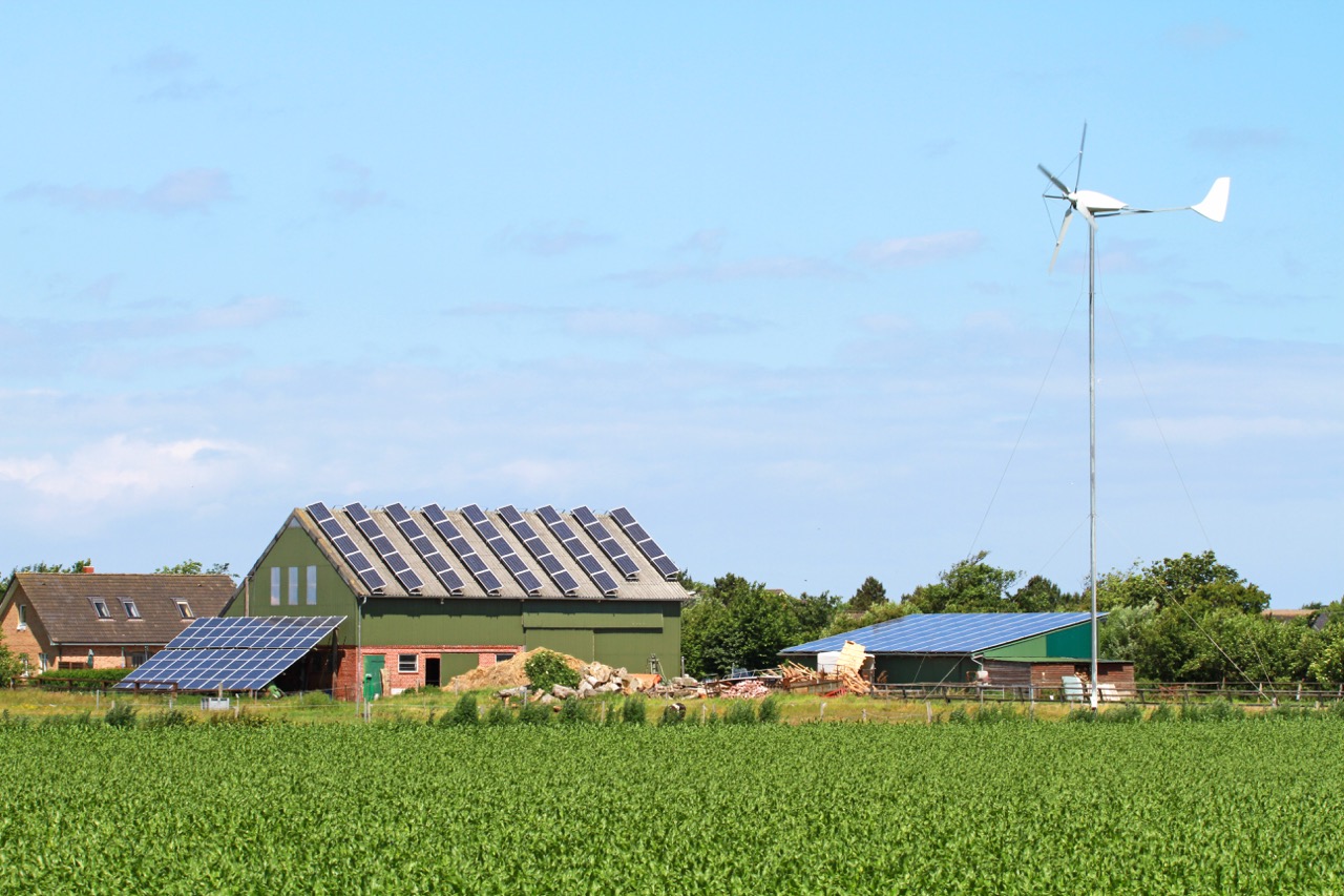 Windkraftanlage auf dem Grundstück eines Betriebs – Windrad erzeugt erneuerbare Energie.
