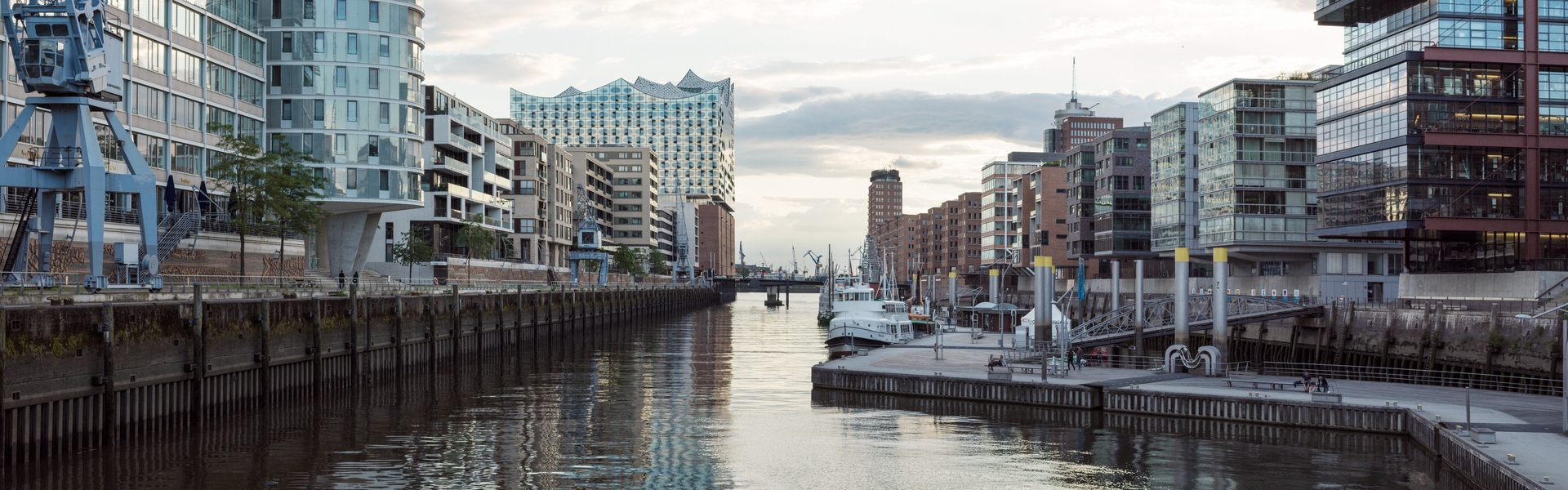 Hamburger Skyline mit Elbe im Vordergrund