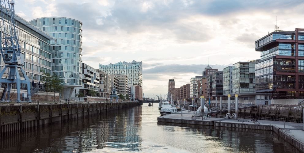 Hamburger Skyline mit Elbe im Vordergrund