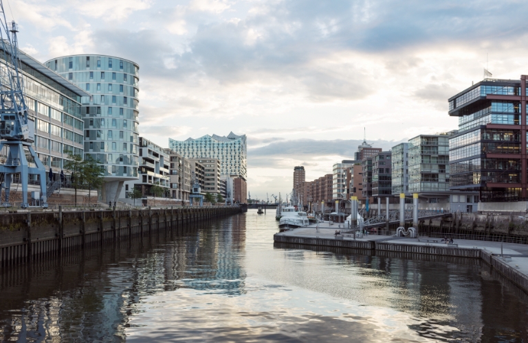Hamburger Skyline mit Elbe im Vordergrund