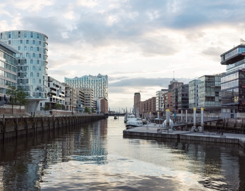 Hamburger Skyline mit Elbe im Vordergrund
