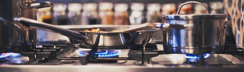 Pfanne und Topf auf einem Gasherd