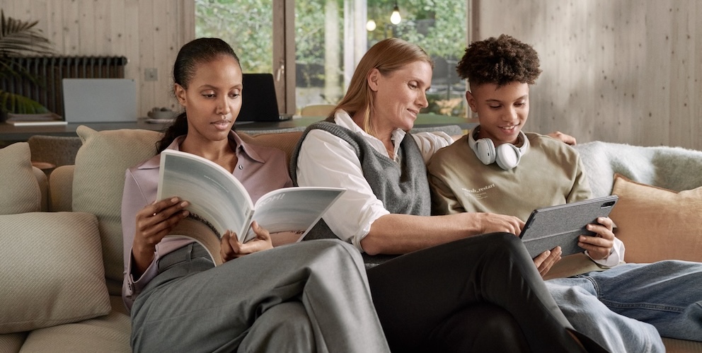 2 Frauen und ein Junge relaxen auf dem Sofa