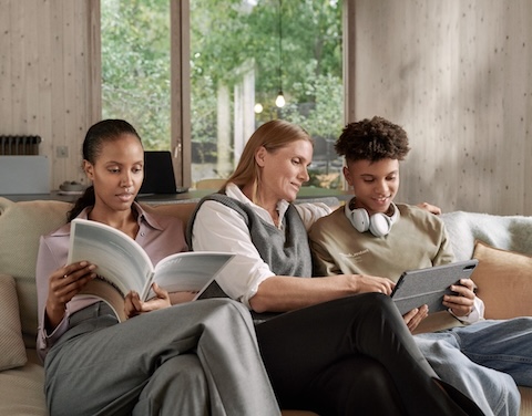 2 Frauen und ein Junge relaxen auf dem Sofa