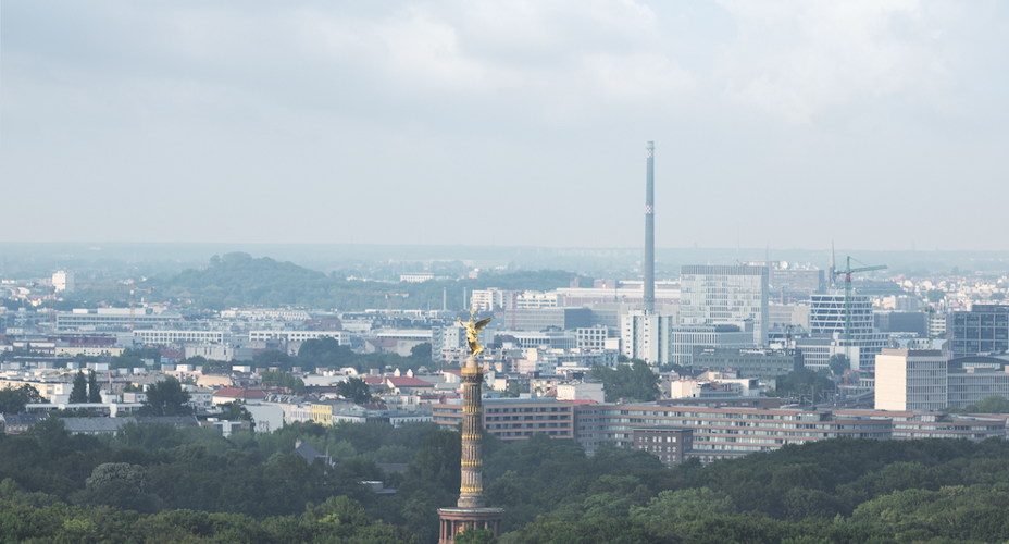 Blick über die Skyline von Berlin mit der goldenen Siegessäule im Vordergrund.