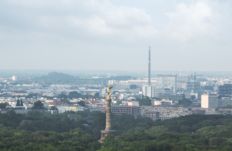 Blick über die Skyline von Berlin mit der goldenen Siegessäule im Vordergrund.