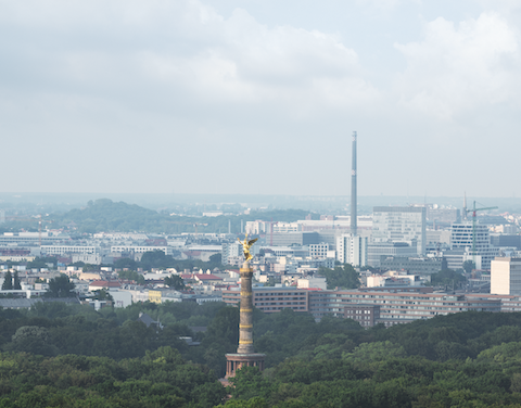 Blick über die Skyline von Berlin mit der goldenen Siegessäule im Vordergrund.