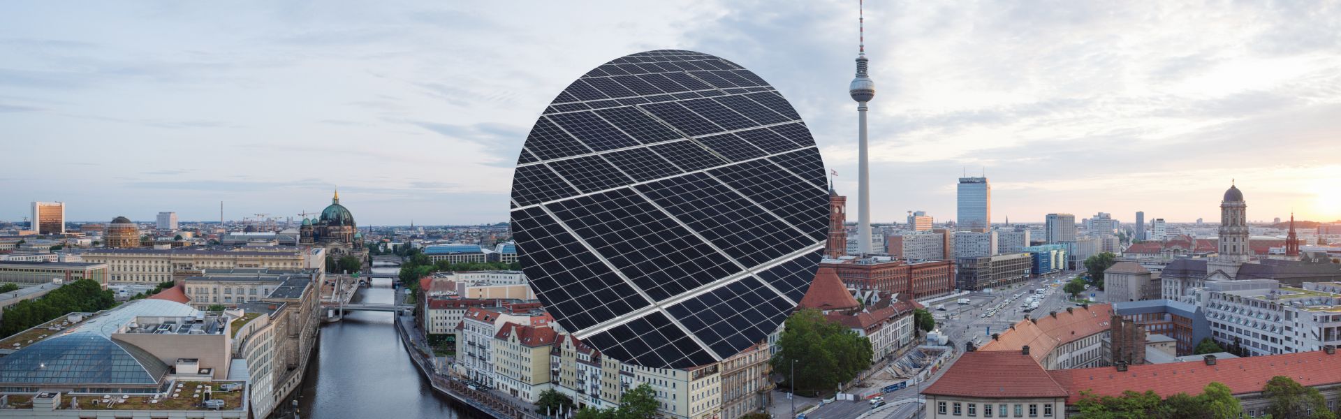 Blick über die Skyline von Berlin mit Sicht auf die Spree und den Fernsehturm. Im Vordergrund eine Nahaufnahme einer Photovoltaikanlage.
