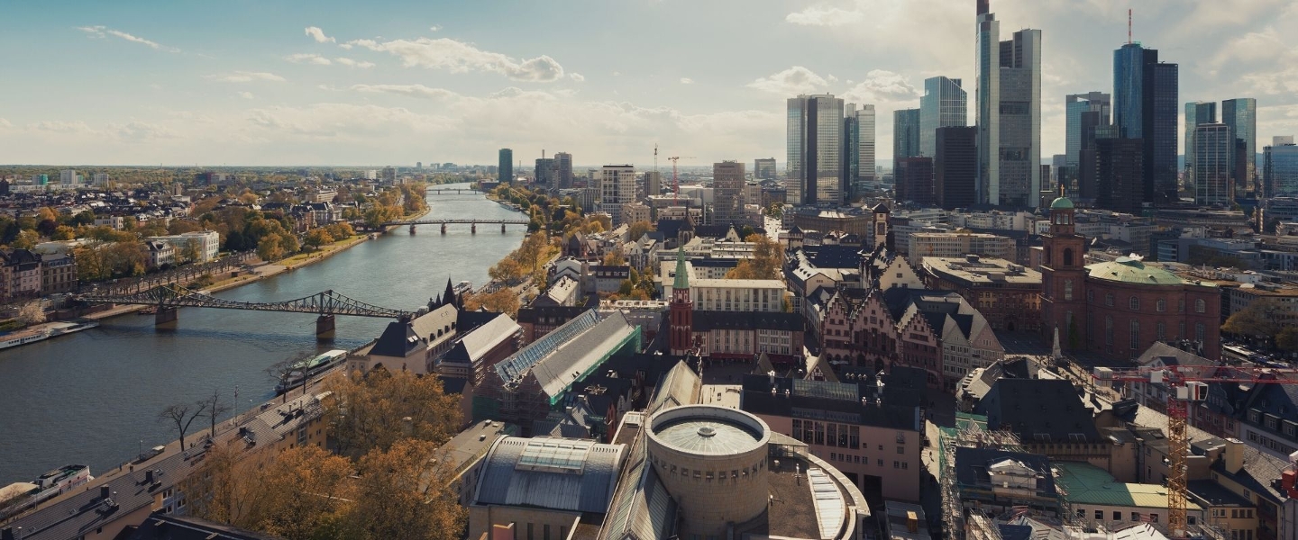 Blick über die Skyline von Frankfurt mit dem Main und den Wolkenkratzern im Vordergrund.