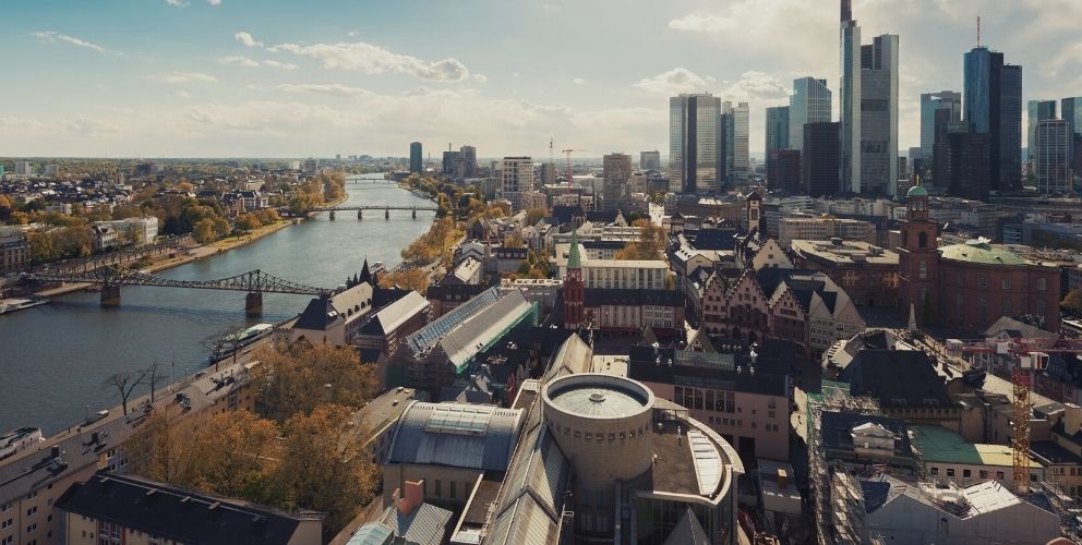 Blick über die Skyline von Frankfurt mit dem Main und den Wolkenkratzern im Vordergrund.