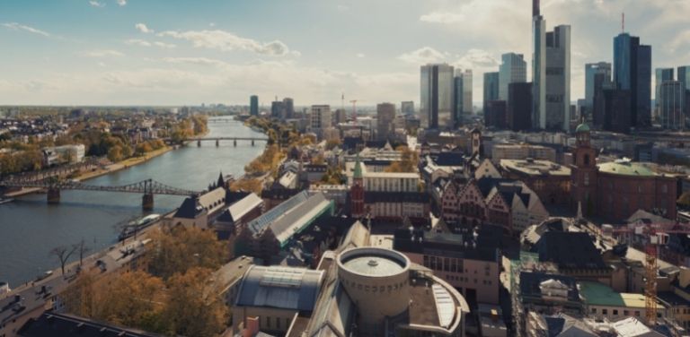Blick über die Skyline von Frankfurt mit dem Main und den Wolkenkratzern im Vordergrund.