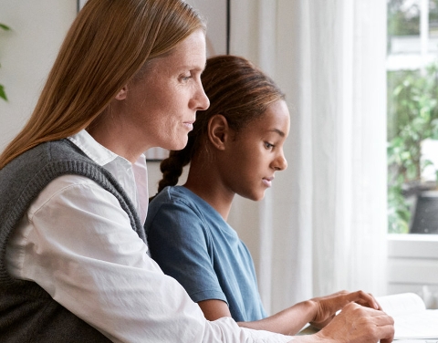 Mutter und Kind arbeiten zusammen am Schreibtisch