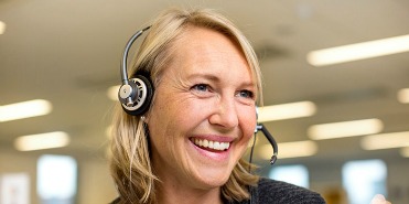 Blonde Frau mit Headset