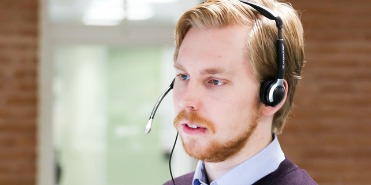 Blonder Mann mit Headset