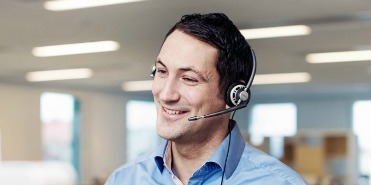 Junger, dunkelhaariger Mann mit Headset