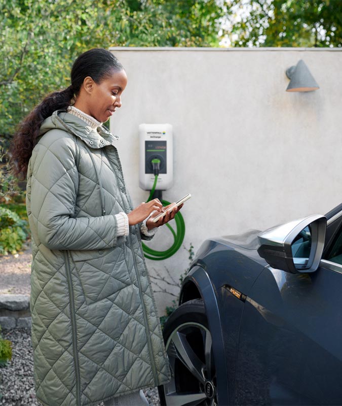 Frau hält Smartphone